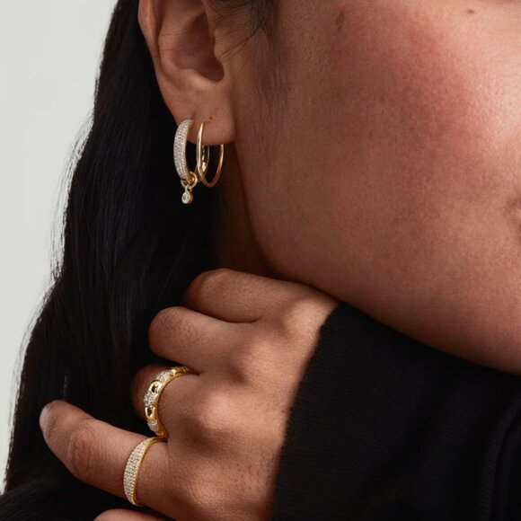 Mejuri between hoops - Picture 1 of 3